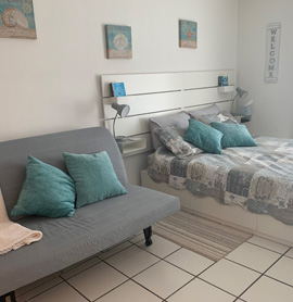 Cama, sofá y mesita - Be in Miami