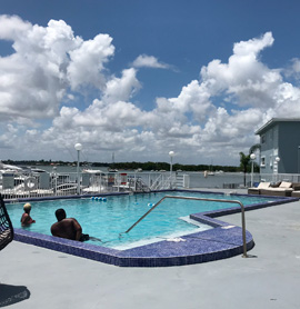 Disfrutando la piscina - Be in Miami